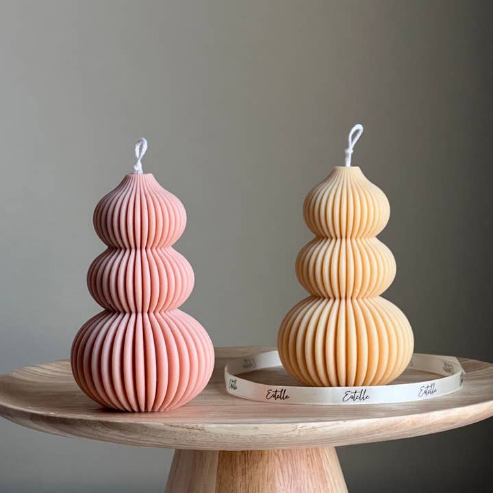 Candela a colonna ondulata a coste per la vendita all'ingrosso da parte di Estelle Studio