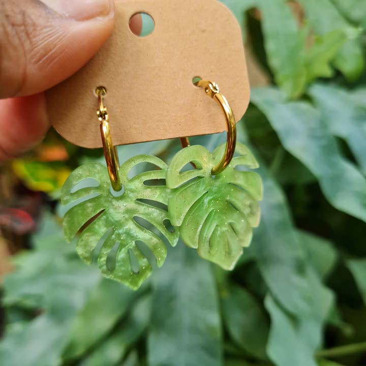 Monstera Hoops | Tropischer Blattohrring | Creolen für den Großhandel von Made By Moxxi