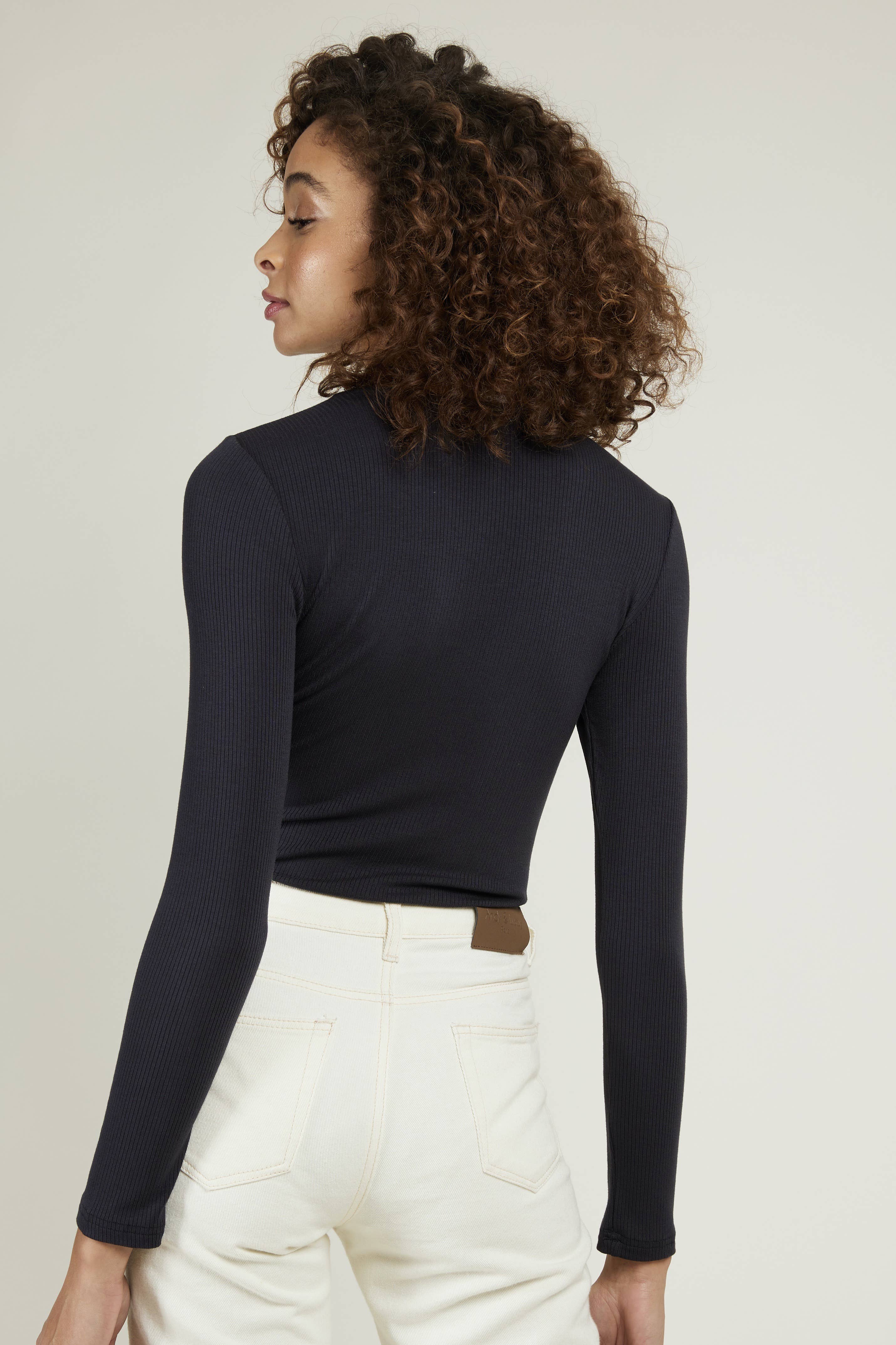 Andy & Lucy – Top de malha - Mulher por atacado – Body BOJANA com decote cruzado e renda1