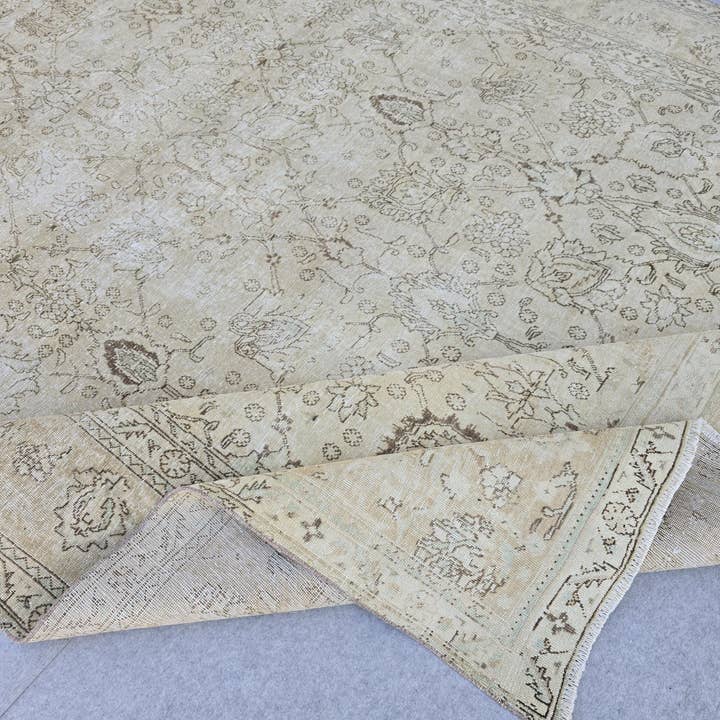 Klassischer gedämpfter Vintage-Teppich/ Handgefertigter Woll-Oushak-Teppich Beige Braun für den Großhandel von MesopotamiaRugs