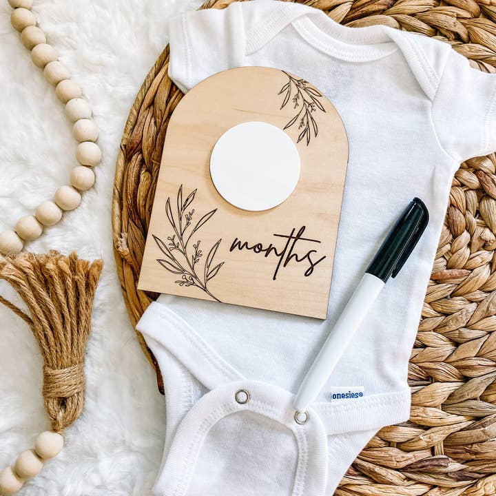 Panneau effaçable à sec Floral Baby Monthly Milestone, double face pour la vente par Claire and Bella