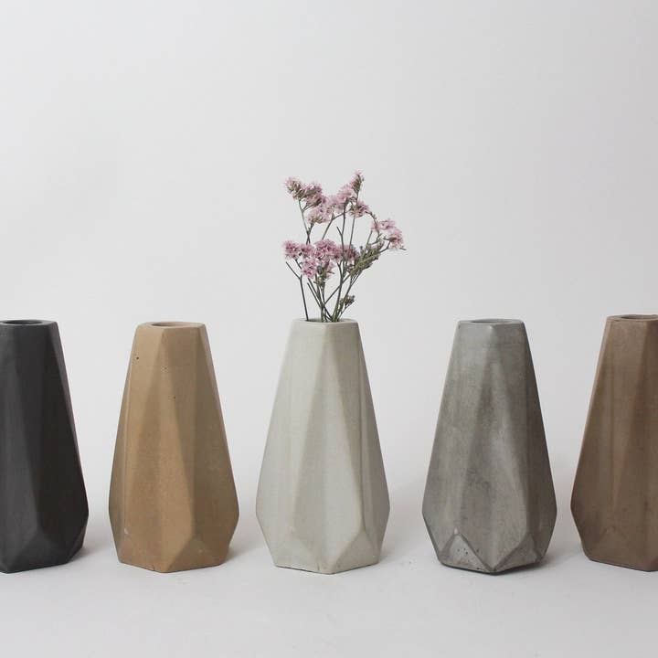 Geometrisk blomstervase for engroshandel hos Mindful Cements