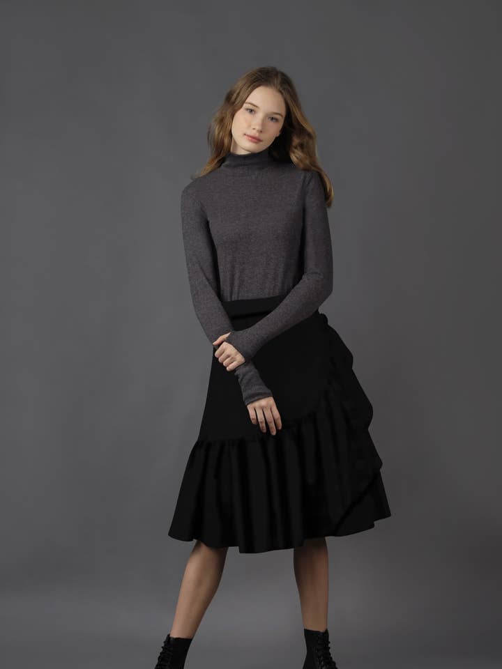 Pull à col roulé gris pour la vente par Zaikamoya