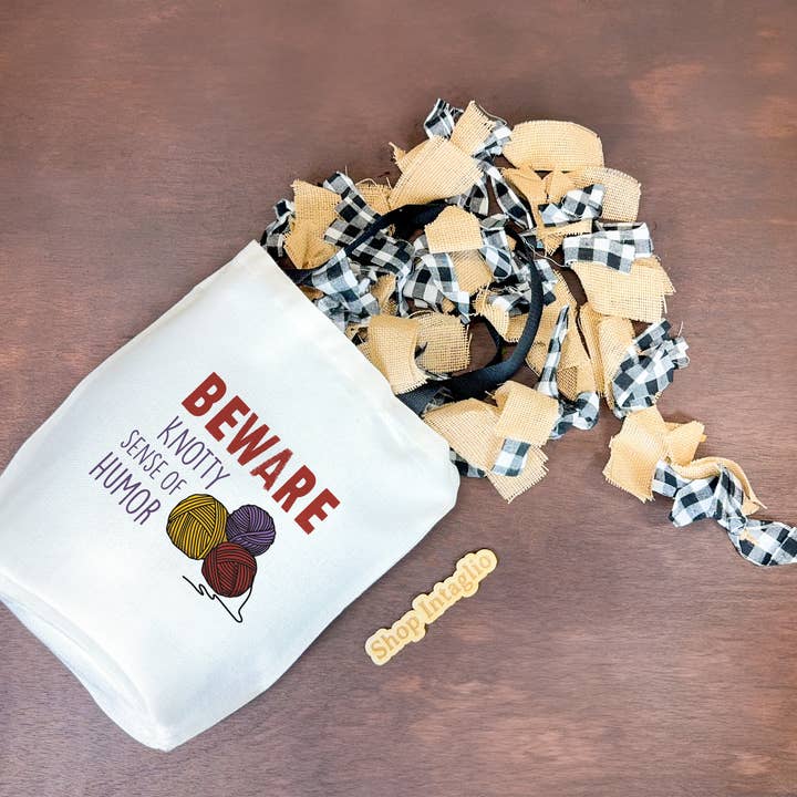 Attention : sac fourre-tout Knotty Sense of Humor pour la vente par Shop Intaglio