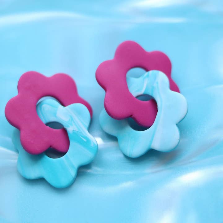 Kettingschakel oorbellen, blauwe en roze bloem voor wholesale door mary earrings studio