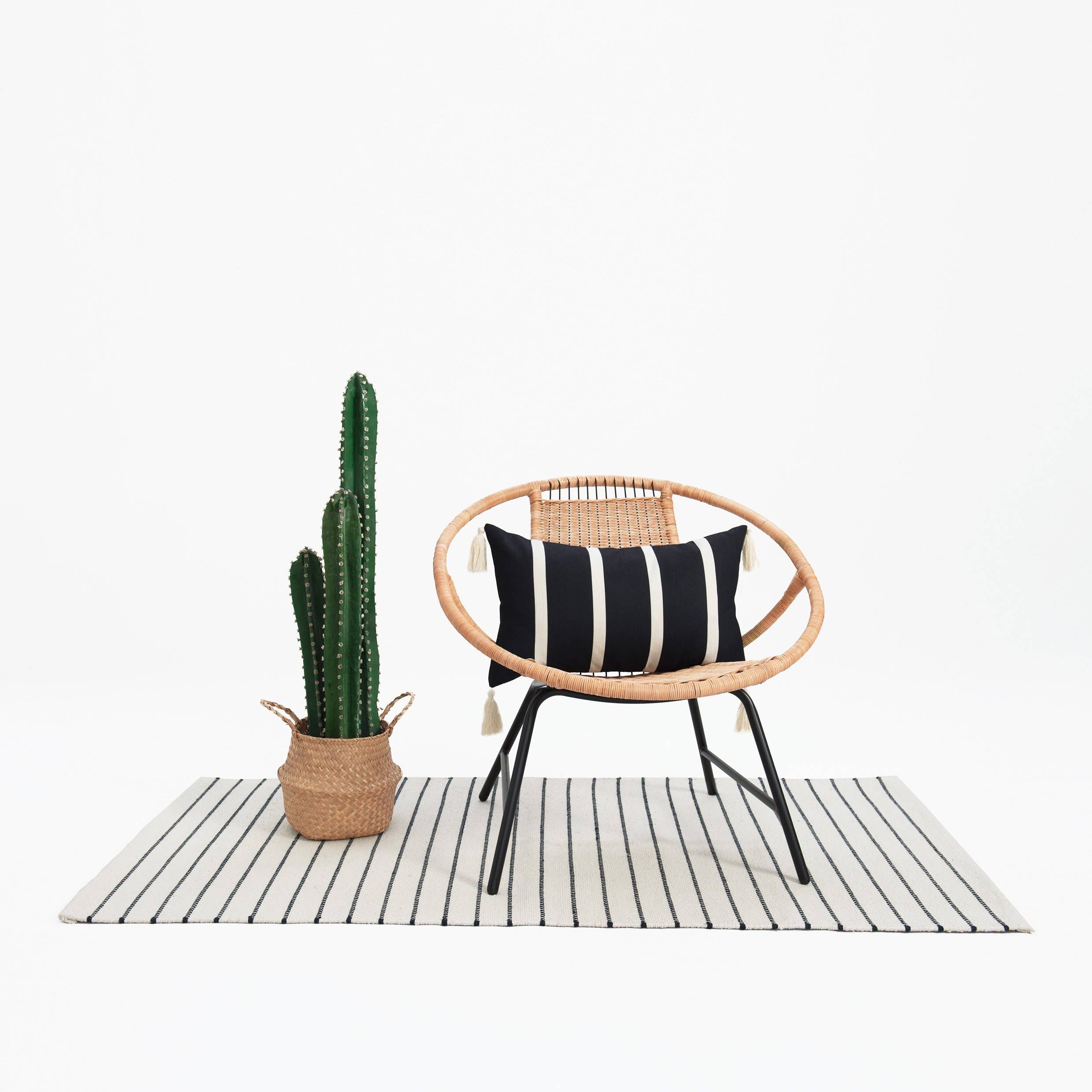 Hofdeco – Großhandel Zierkissenbezug – Neutraler Lendenkissenbezug mit marokkanischen Quasten, gestreift, Schwarz