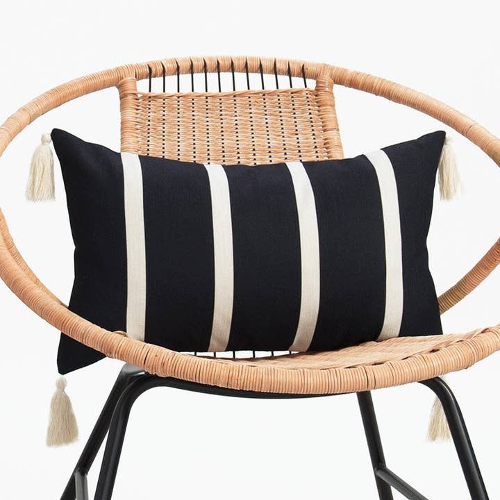 Hofdeco – Großhandel Zierkissenbezug – Neutraler Lendenkissenbezug mit marokkanischen Quasten, gestreift, Schwarz0