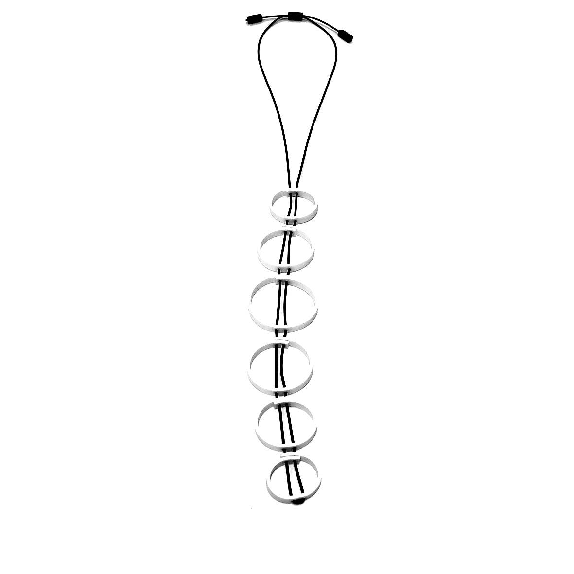 ALEX+SVET – Engroshandel Halskæde med store vedhæng – SORAYA BW gummi unisex halskæde SORT/HVID linje0