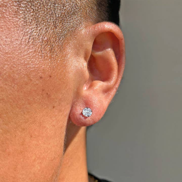 SILVER CZ DIAMANTÖRHÄNGEN - 4MM för wholesale av FU MILLI