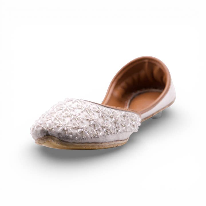 Surmai - Jutti ivoire pour la vente par Ujaala