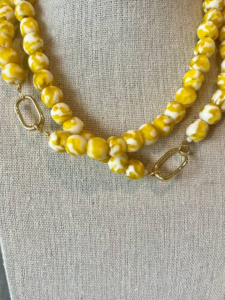 Collier en verre de mer jaune pour la vente par Grace Designs