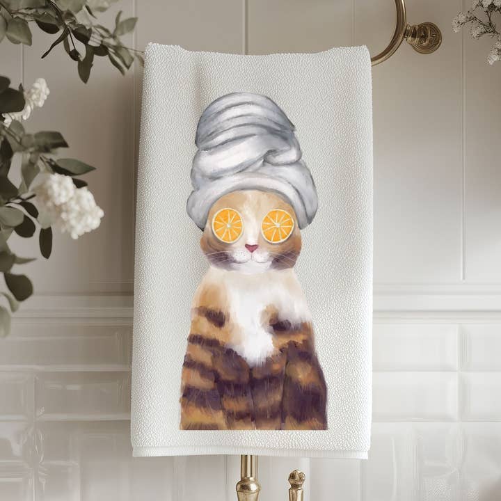 Serviette de salle de bain Spa Chat pour la vente par MerikaArt