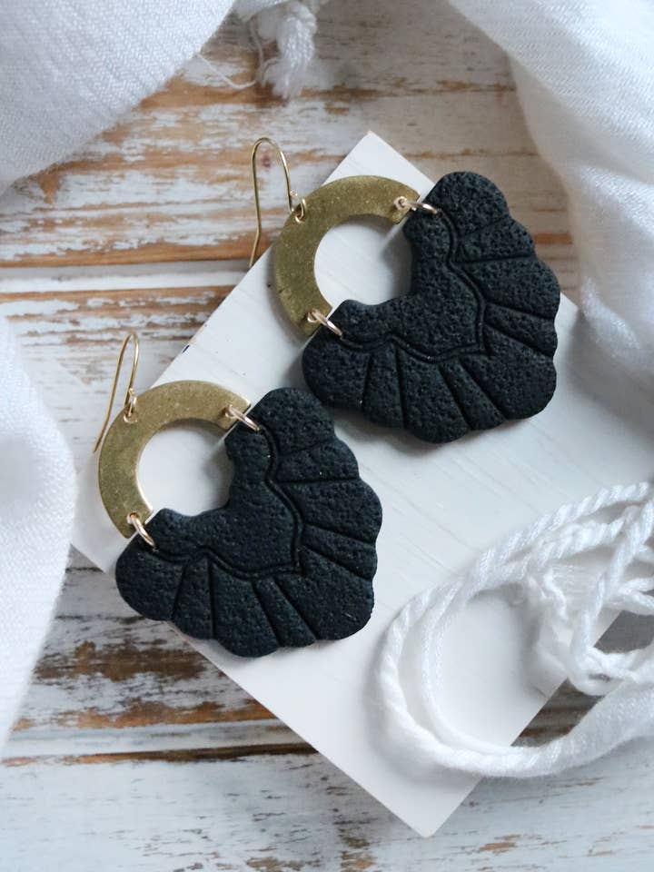 Crest örhängen i polymerlera | Välj din färg för wholesale av Petal & Posy