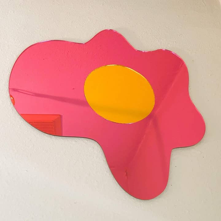 Miroir FunkyEgg : Décoration murale en acrylique rose original - Fait main pour la vente par MirrorPop