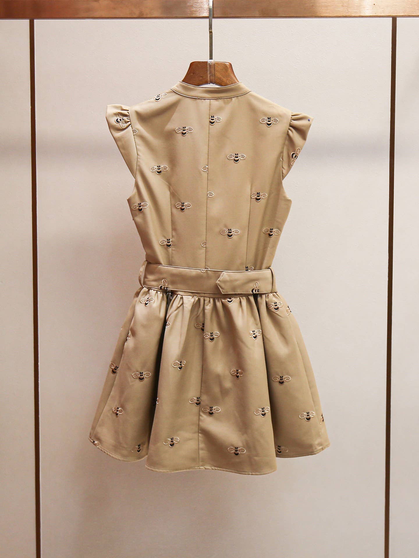 Khaki DR553Y Elegantes Sommerkleid mit Bienenstickerei und Flügelärmeln für den Großhandel auf Faire1