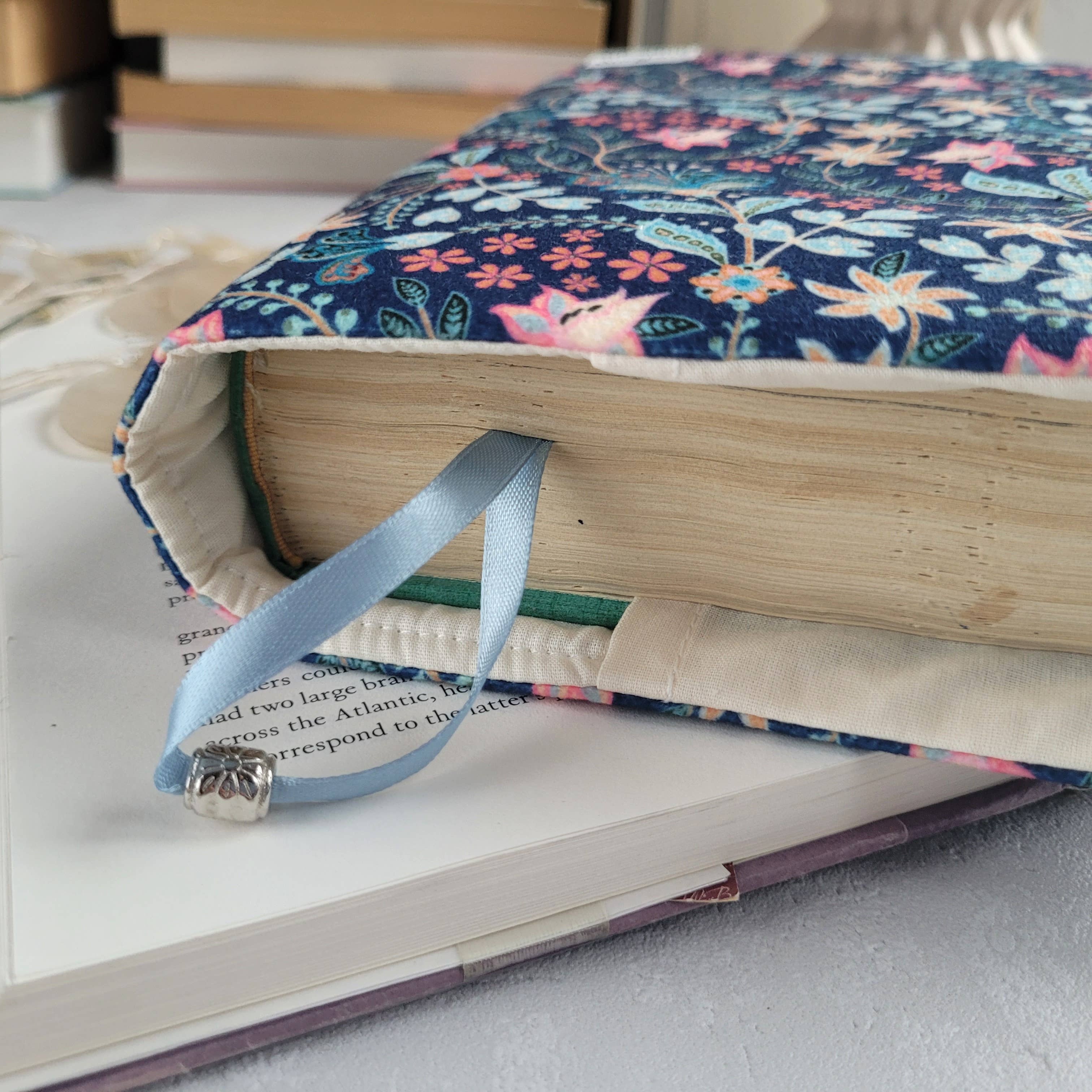 Anegami Bookish Boutique – Großhandel Buchumschlag – Blumenmuster Buchhülle aus Stoff2