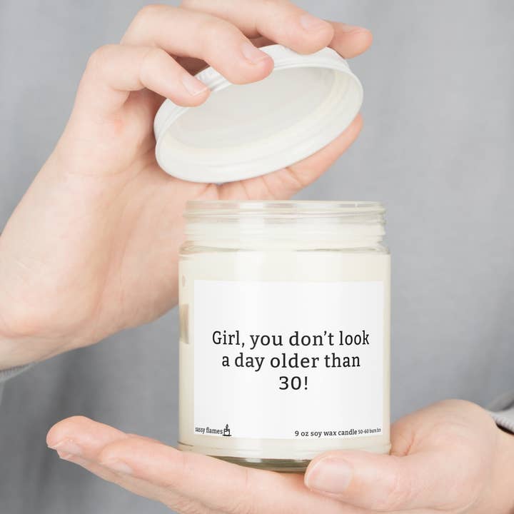 Don't Look Older Than 30 Duftkerzen aus Sojawachs, 9 Unzen für den Großhandel von Sassy Flames