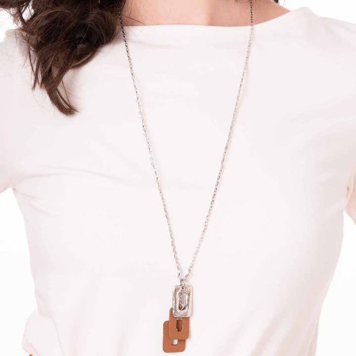 Långt Halsband Med Medium Ring Och Läderhänge Tan för wholesale av Sobo & Co Jewellery