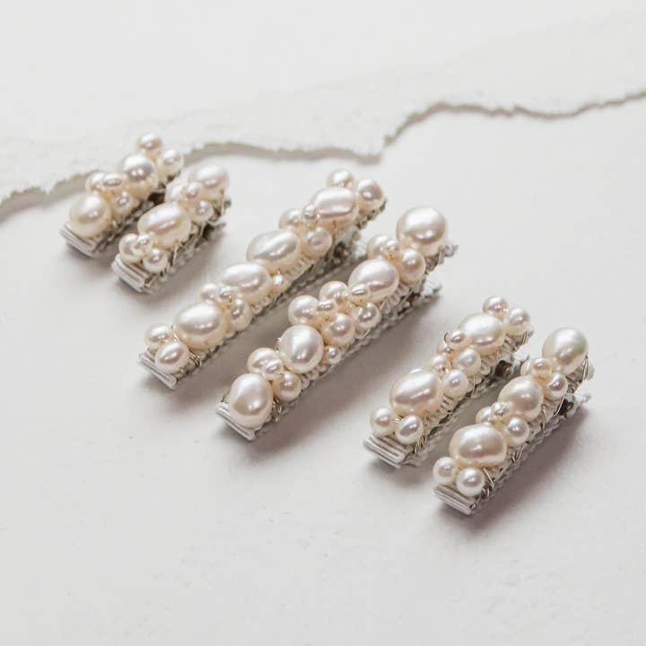 Haarspangen mit Blumenmädchen und Perlen für den Großhandel von Bespoke Bridal