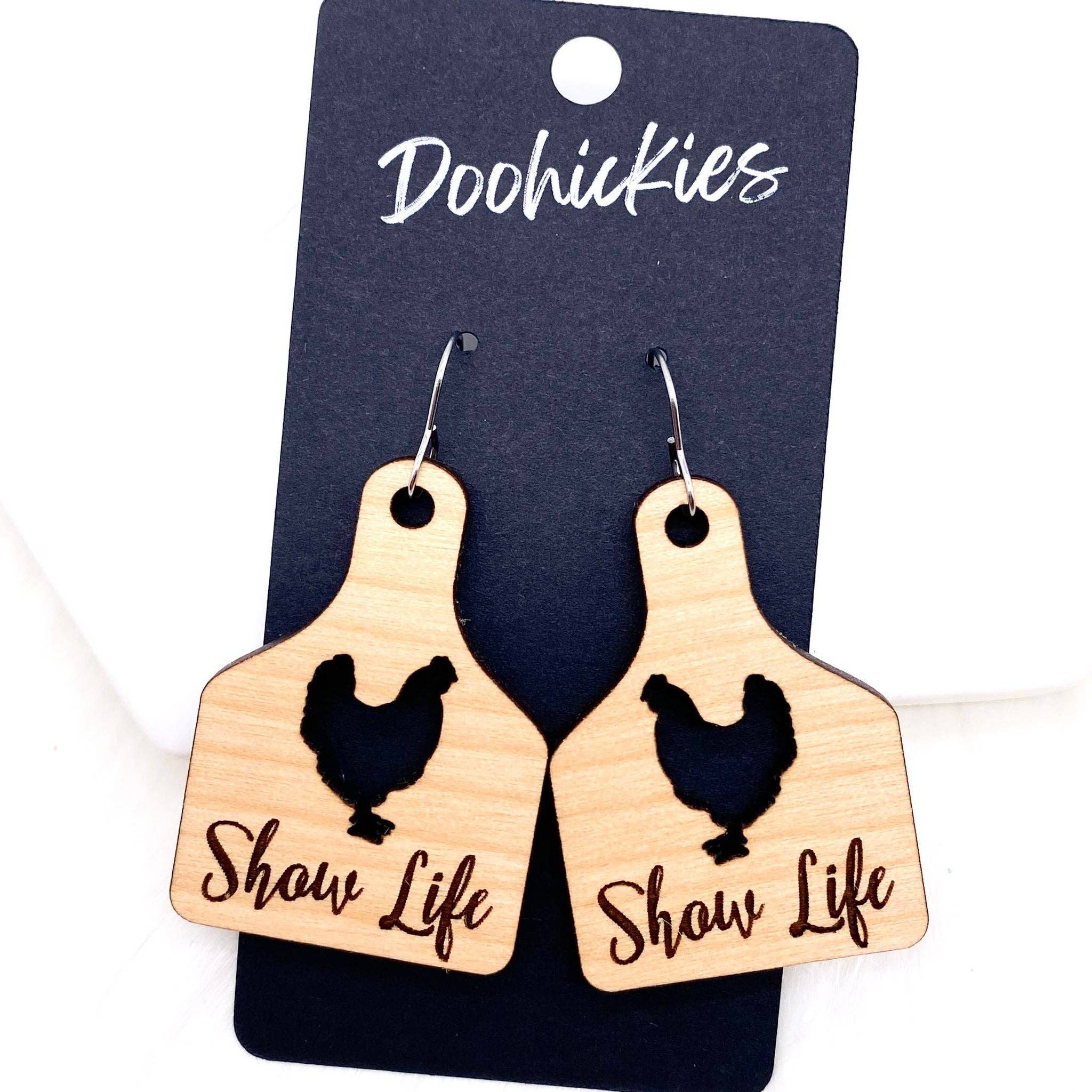 Doohickies – Großhandel Ohrhänger – 2,25" Show Life Tags — Western-Ohrringe1