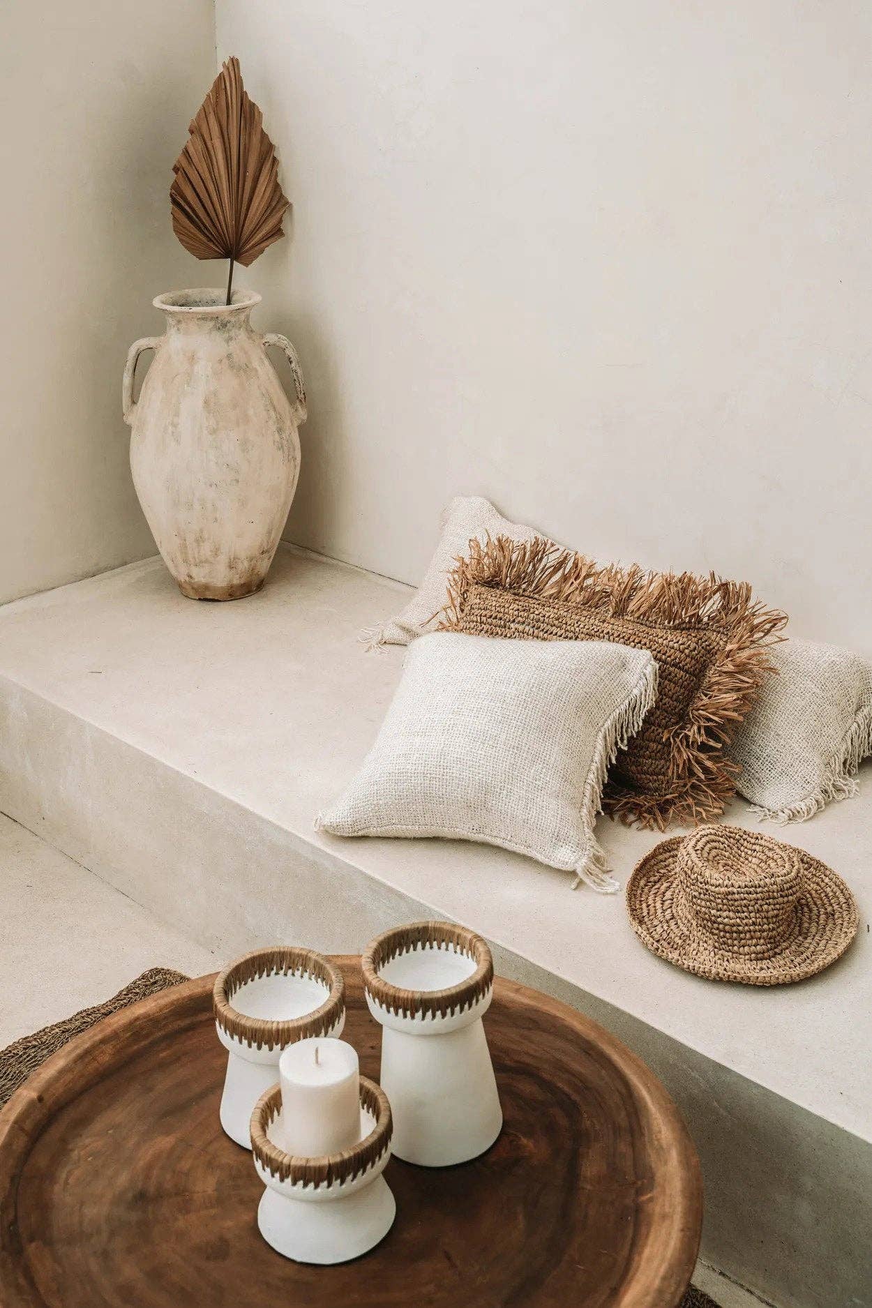 Bazar Bizar Living – wholesale Ljushållare – The Pretty ljusstake – vit terrakotta med raffia, liten4