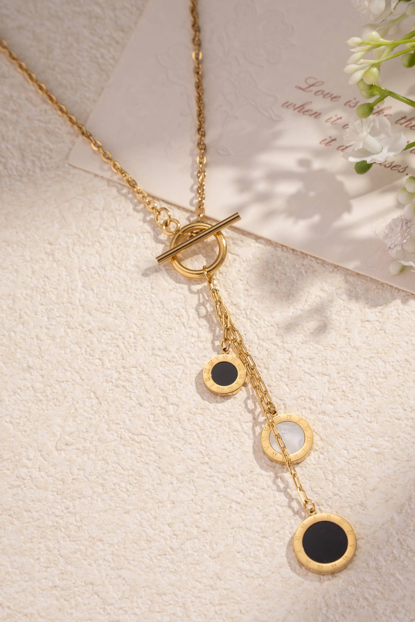 COSMOS - Vendita all'ingrosso Collana con ciondolo/pendaglio - Collana medaglione dorato con numeri romani – Eleganza senza tempo1