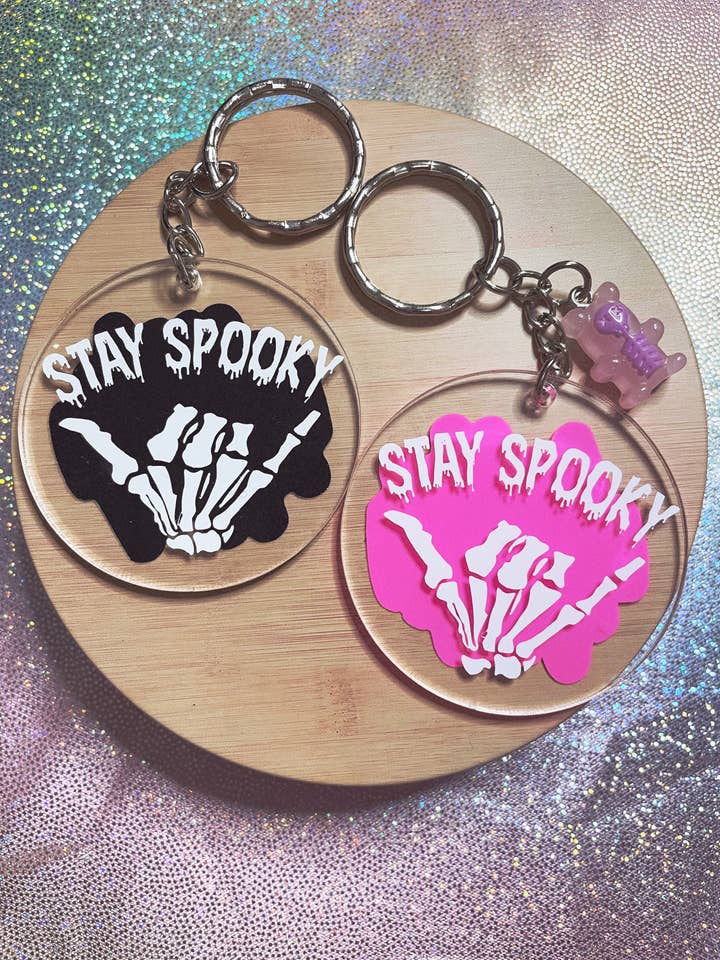 Uhyggelig skelet-hånd nøglering – Halloween-tilbehør for engroshandel hos Desaray Designs