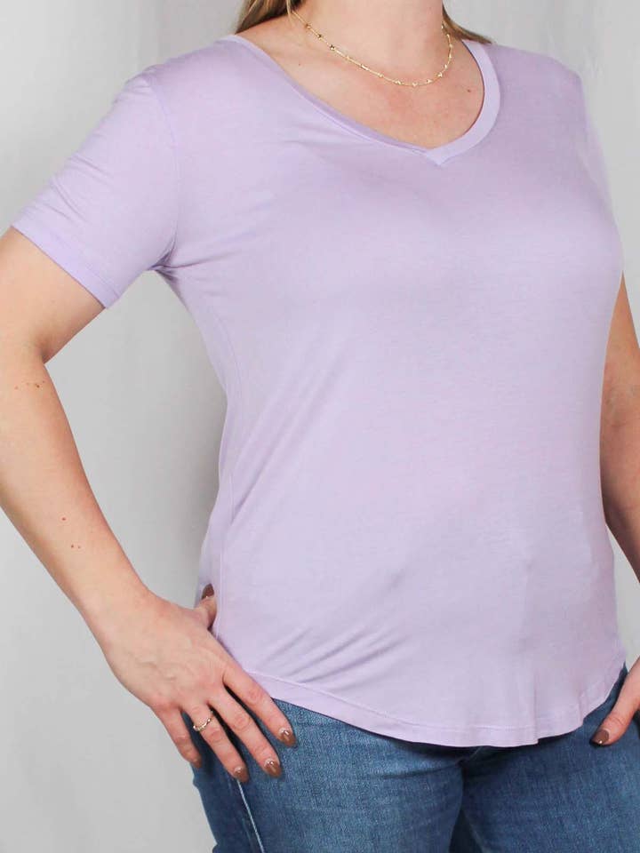 22101-L - T-shirt lilas à manches courtes et col en V A1904 pour la vente par K & C Clothing, Inc.