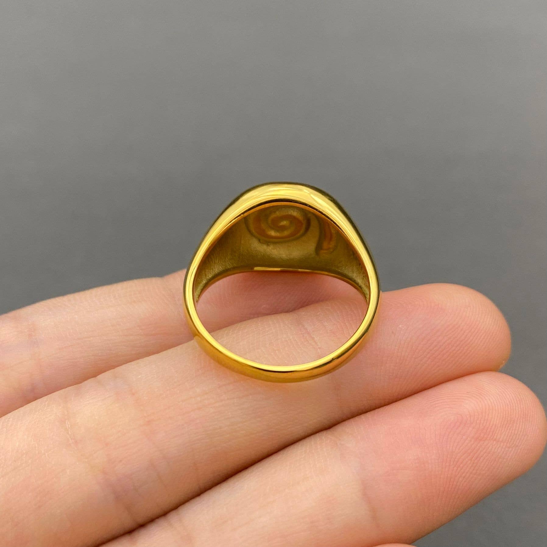 Mio Queena - Wholesale Cocktail/gelegenheidsring - 18K Verguld Roestvrij Stalen Glanzende Vortex Zegelring - FGS2