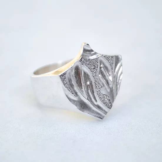 Four Pence Jewellery - Venta al por mayor Anillos grandes/de cóctel - Anillo escudo estampado