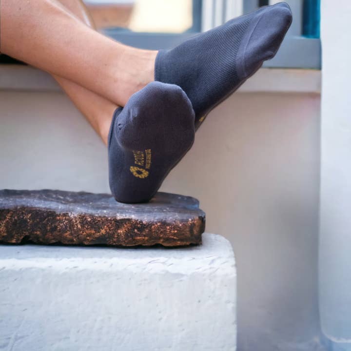 Singular Grey Short Socks 22- Singularidade Collection and other Purchase Wholesale meias para. Free Returns & Net 60 Terms on Faire trending on Faire.