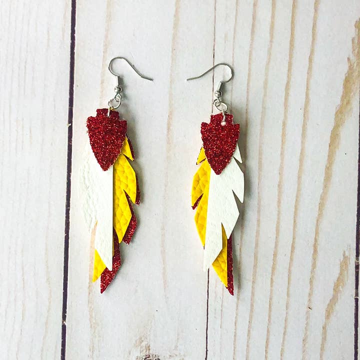 MadJack Designs - Vente Boucles d'oreilles pendantes - Oreille en similicuir rouge et jaune de Kansas City Feather Arrowhead