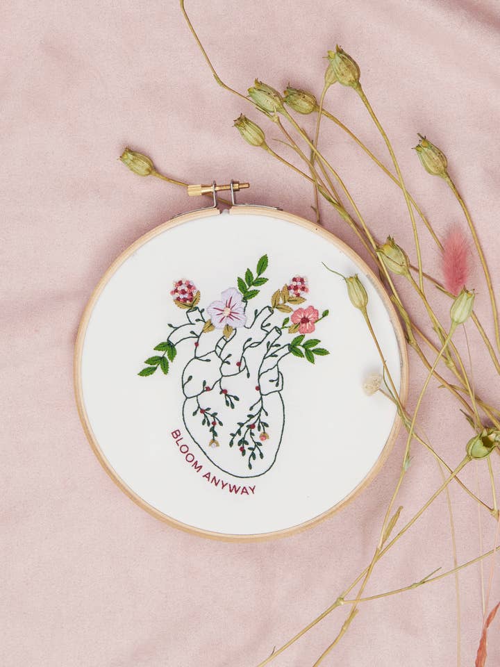 Kit de broderie cœur anatomique Bloom Anyway pour la vente par Emily June