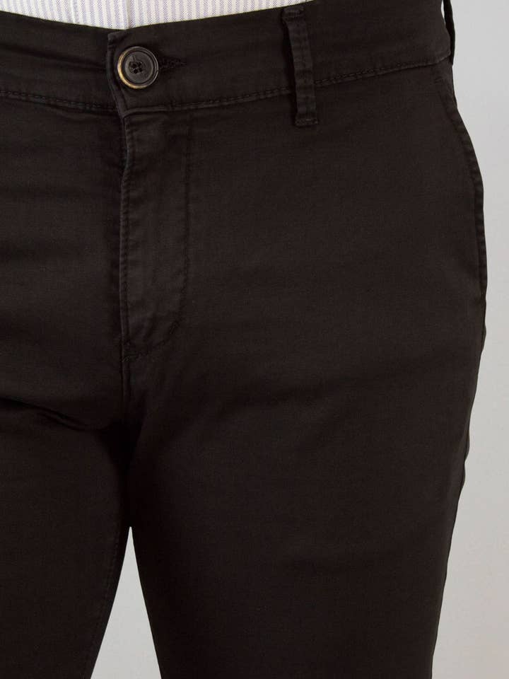 Pantalone chino nero uomo per la vendita all'ingrosso da parte di Patadegayo
