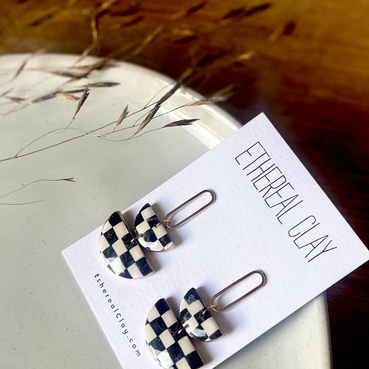 Boucles d'oreilles en argile à carreaux en marbre, boucles d'oreilles de style moderne pour la vente par Ethereal Clay