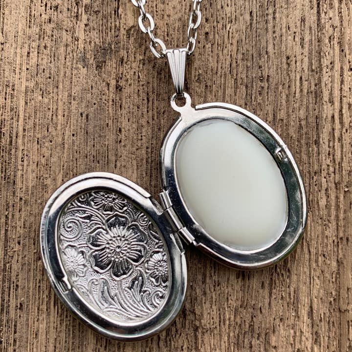Urbanfarmergirls - Wholesale Locket Necklace - Vintage Style Antiqued Silver Locket Filled With Solid Perfu0