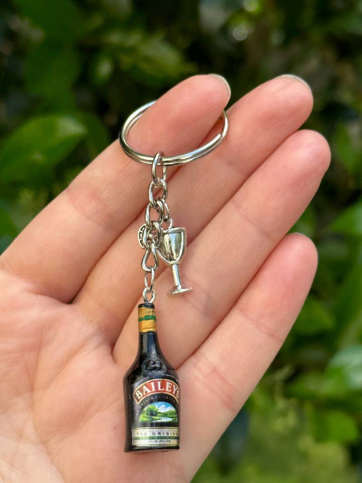 Mini kaution. Flaske-nøglering med cocktailglas – Sjov gave for engroshandel hos Arcfo Jewelry
