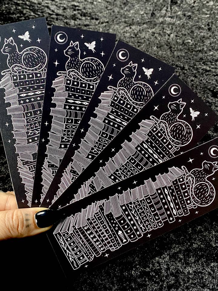 Marque-page Chat Noir & Papillon de Nuit : Double Face, Fantaisie Étrange pour la vente par Soni Graves