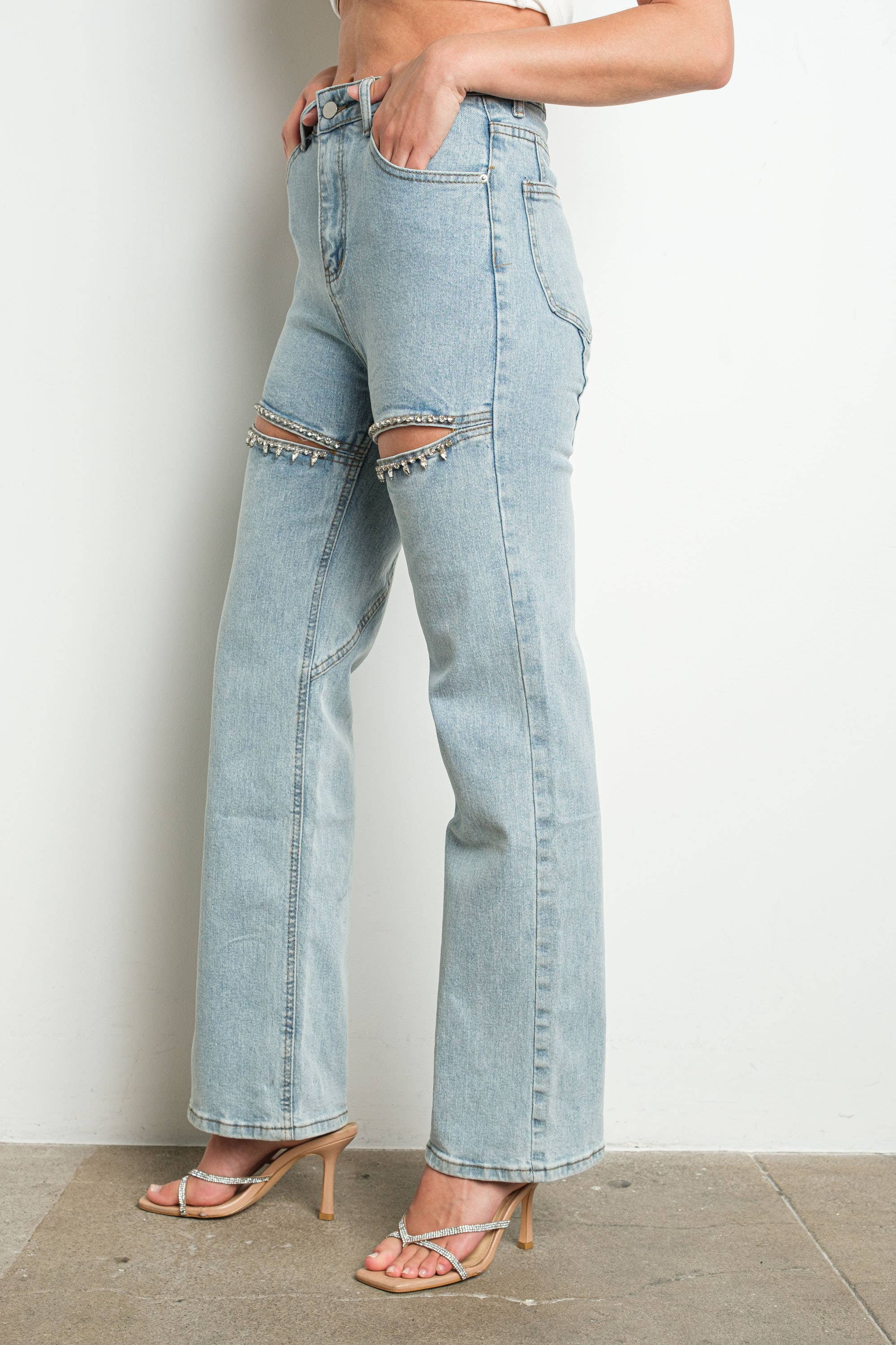 KIWI - Wholesale Jeans - Dames - KIWI spijkerbroek met hoge taille, kuitmodel en strassteen openingen1