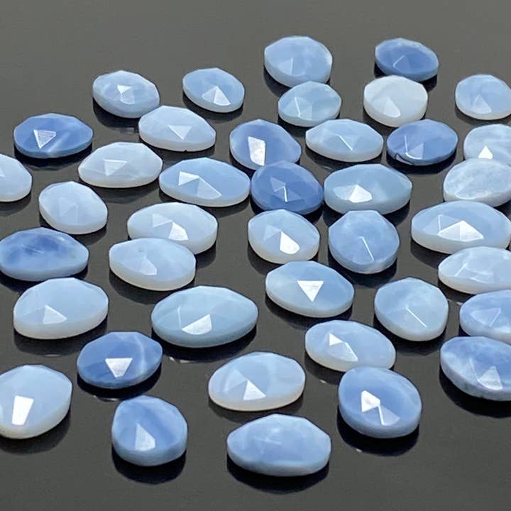 Naturliga blå opal rosenformade cabochoner, lösa ädelstenar, blå opal rosenformade snitt, ringstenar, smyckestillbehör, lösa stenar, 10mm - 13mm, 10 st för wholesale av Akstar Gems