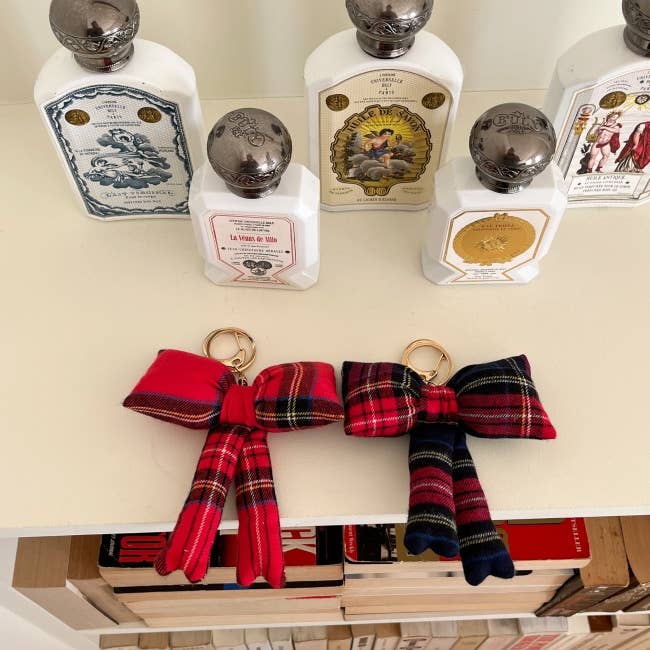 MOND HAUS - Wholesale Keychain - Women's - December Keychain | Holiday Tartan Plaid Big Ribbon Charm5