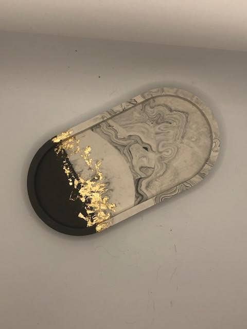 Eco Homeware Studio - Wholesale Decoratief dienblad - Handgemaakt ovale jesmonite schaal - grijs & grijs marmer met gouden accenten4