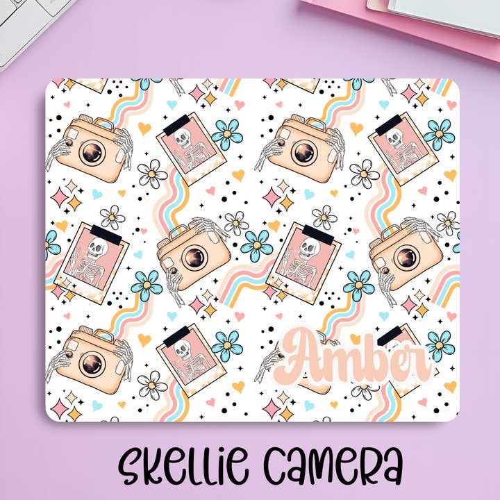 Tapis de souris squelette d'appareil photo Polaroid vintage personnalisé – Tapis de bureau rétro pour photographe avec nom personnalisé pour la vente par Creekside Design Company