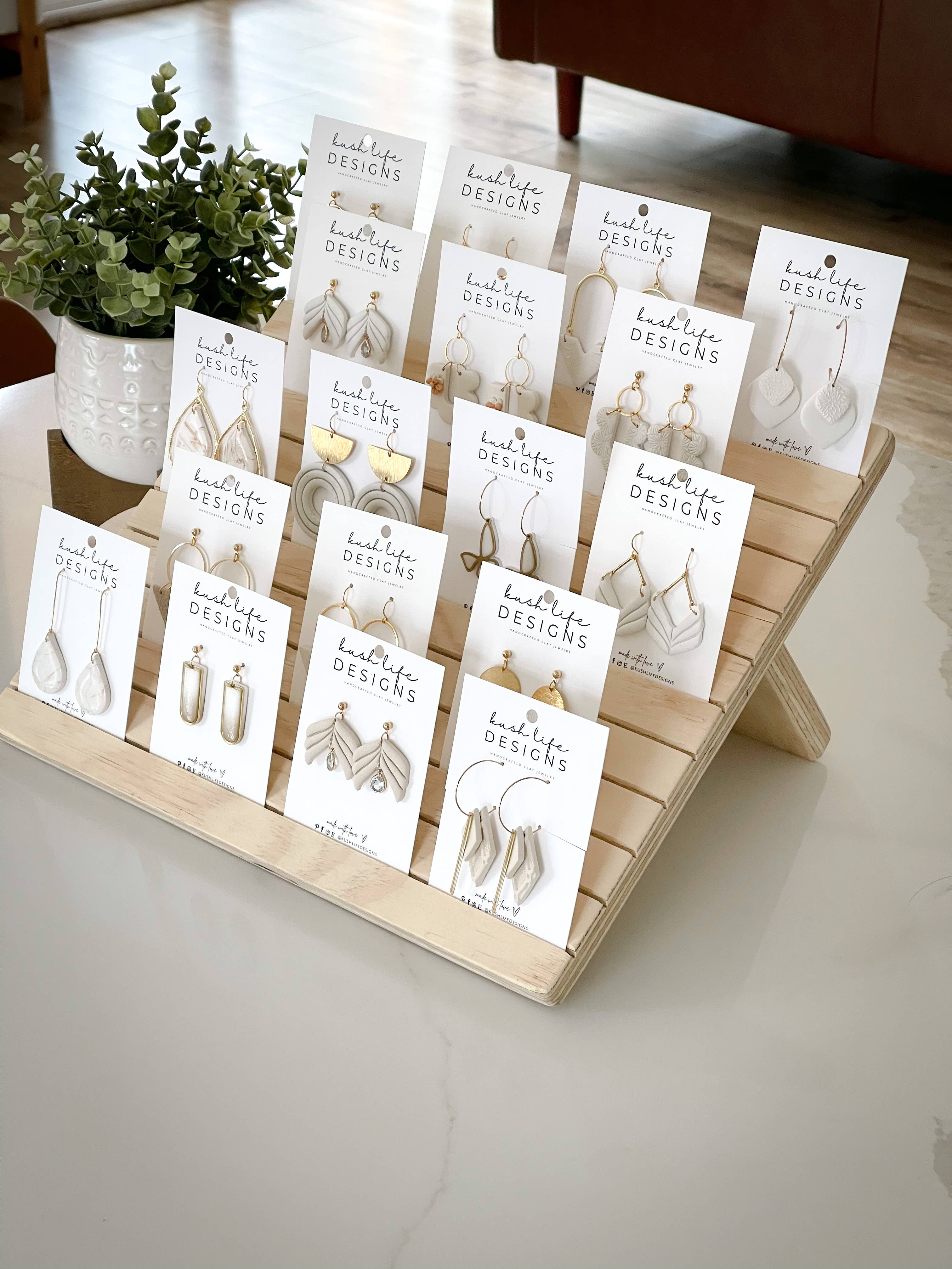 Kush Life Designs – wholesale Smyckesmonter – Möblerat träställ för örhängen med gångjärn0