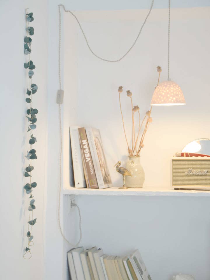 Handgjord girlang av eukalyptus i filtad ull för wholesale av Calmfordreamers