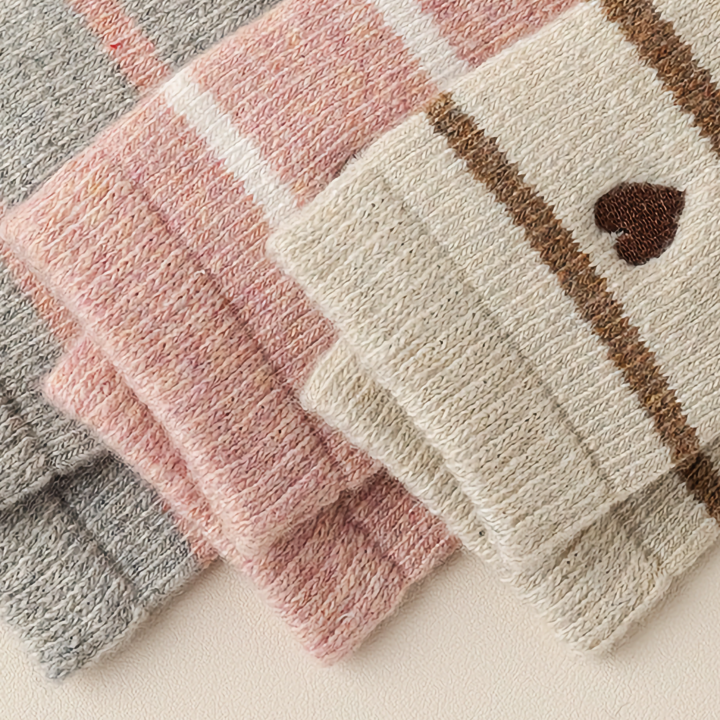 Happy Knits – Engroshandel Strømper - Dame – Uldstrømper til kvinder - retro, hjertebroderi, varme og hyggelige9