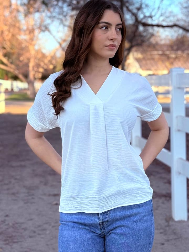 V-Ausschnitt-Top mit Frontfalte, kurze Ärmel in weichem Airflow für den Großhandel von 24-Hrs Fashion