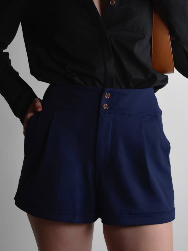 THE KELLY SHORTS NAVY for wholesale by The Garde