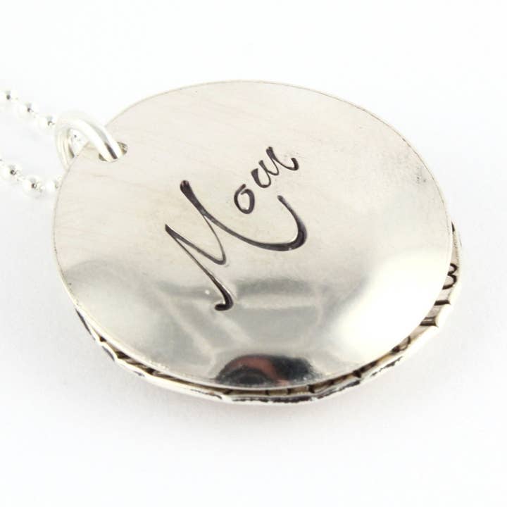 Collana con ciondolo medaglione personalizzato in argento sterling con pietra portafortuna. per la vendita all'ingrosso da parte di The Silver Diva