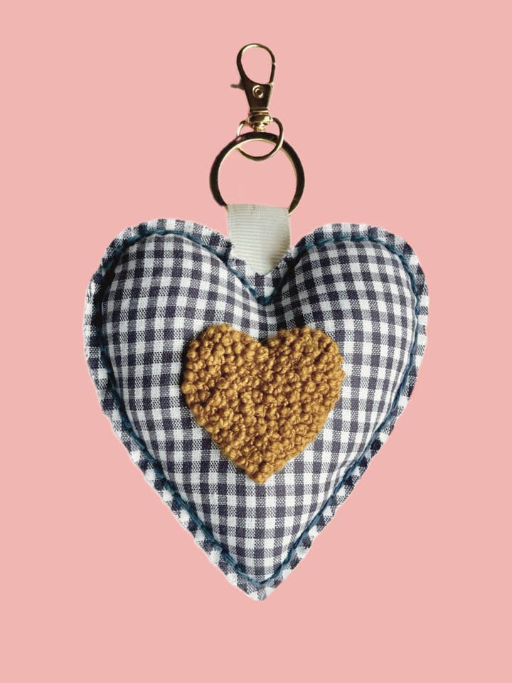 Bestickter Schlüsselanhänger - Herz Karos schwarz/weiß für den Großhandel von Les Yeux fripons